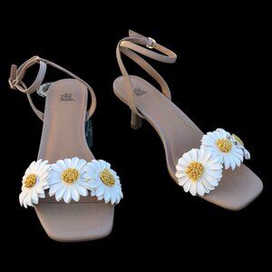 Women’s White Daisy Flower Strappy Sandals, 8